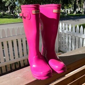Hunter Girls sz 6 rain boots—bright pink !